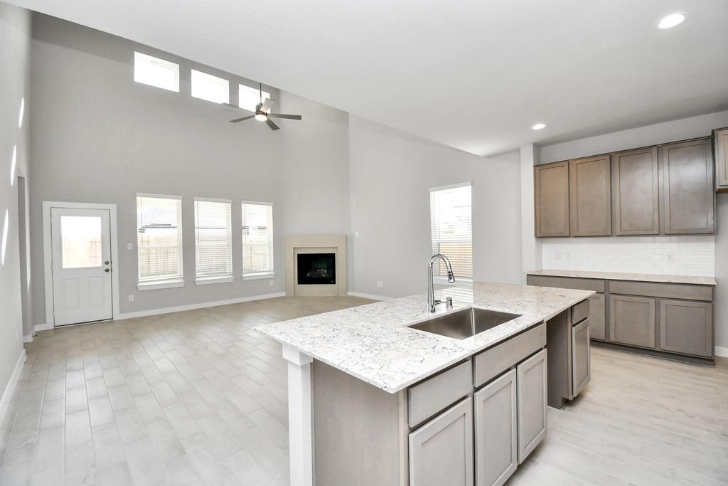 Image 15 of property listing at 18419 Porta Marina Drive, Fresno, TX 77545