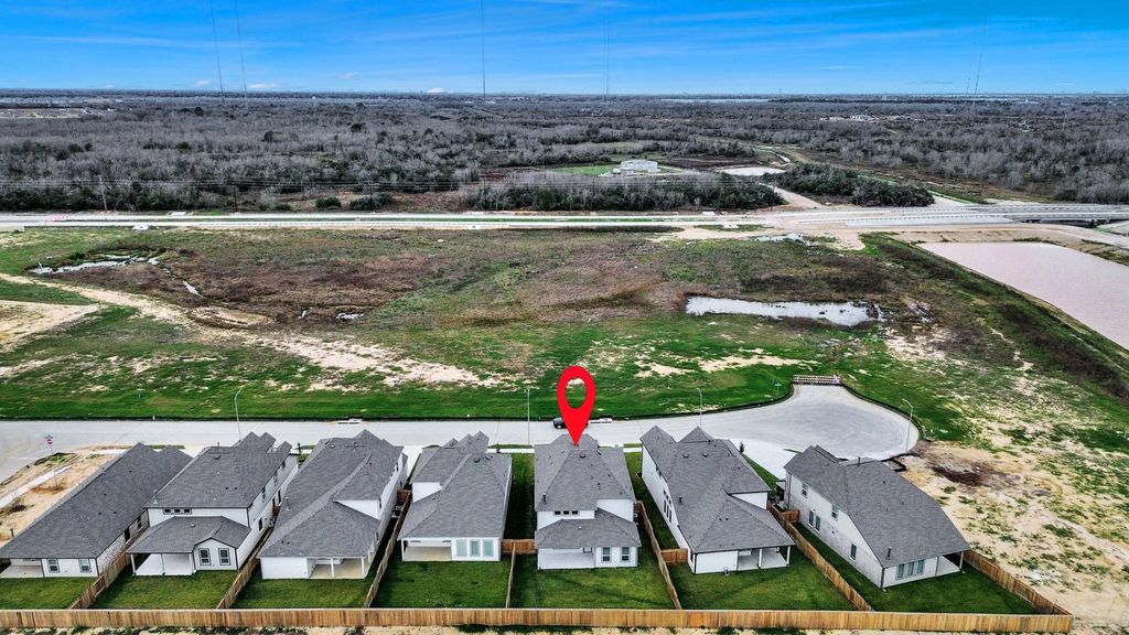 Image 4 of property listing at 18419 Porta Marina Drive, Fresno, TX 77545