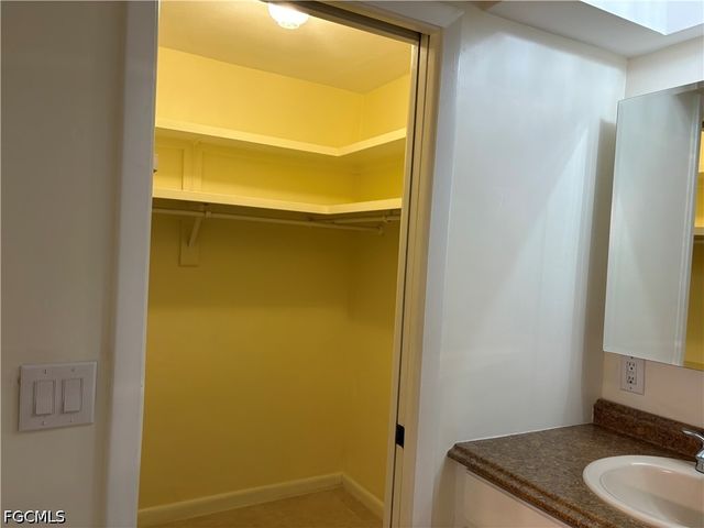 5661 Eichen CIR E, Fort Myers, FL 33919