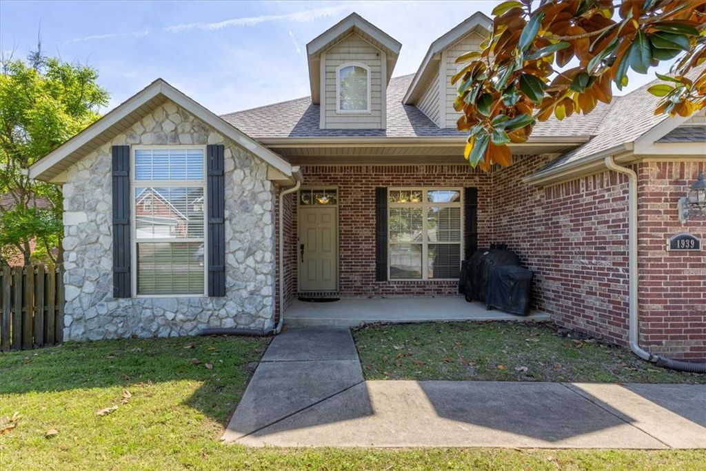 1939 N Batsford Drive, Fayetteville, AR 72704