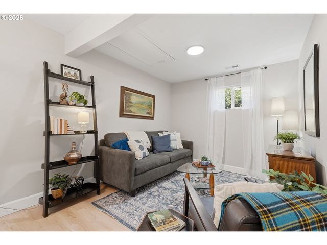 725 Sw TAYLORS FERRY Rd, Portland, OR 97219