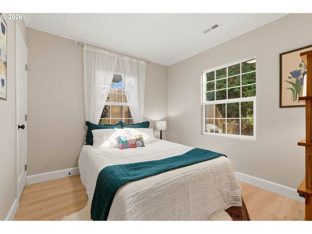 725 Sw TAYLORS FERRY Rd, Portland, OR 97219