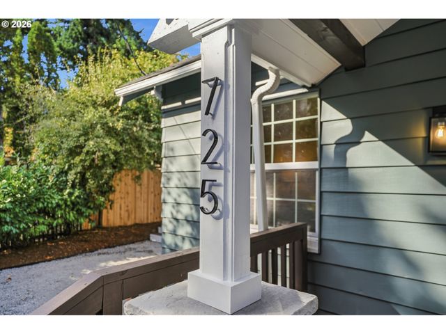 725 Sw TAYLORS FERRY Rd, Portland, OR 97219