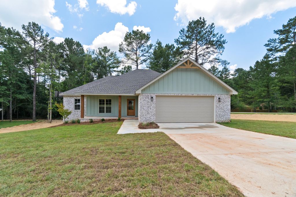 33 Pine Meadow Loop, Hattiesburg, MS 39402