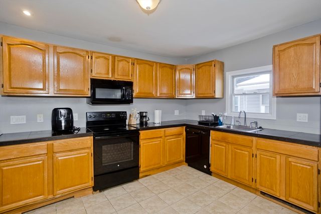 28 Porter St, Springfield, MA 01104