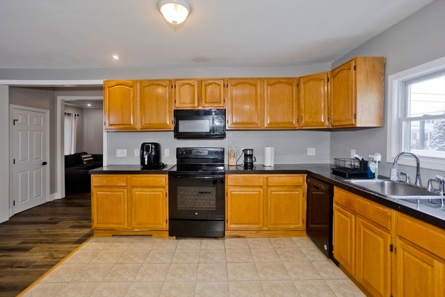 28 Porter St, Springfield, MA 01104