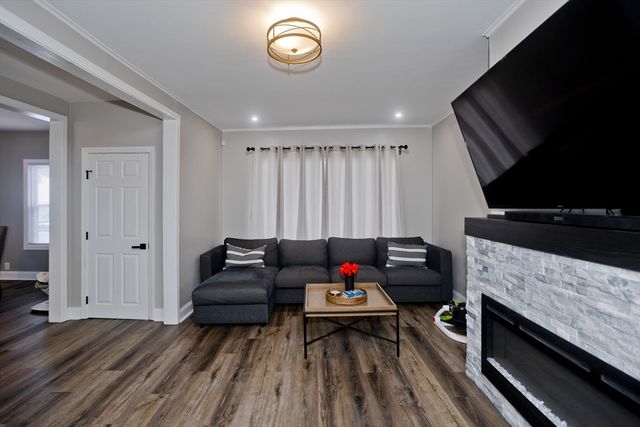 28 Porter St, Springfield, MA 01104