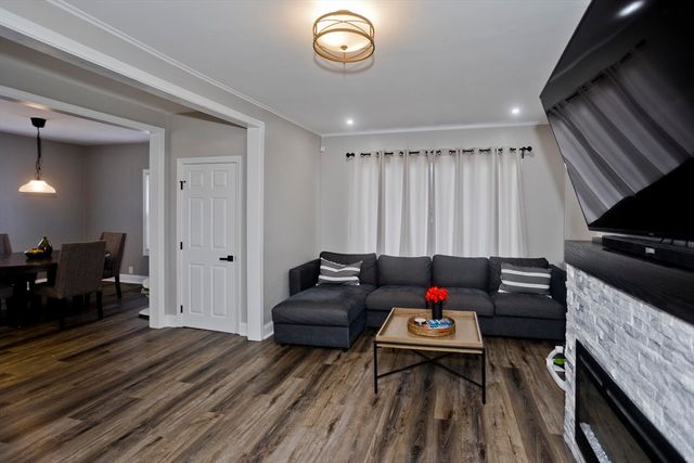 28 Porter St, Springfield, MA 01104