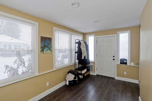 28 Porter St, Springfield, MA 01104
