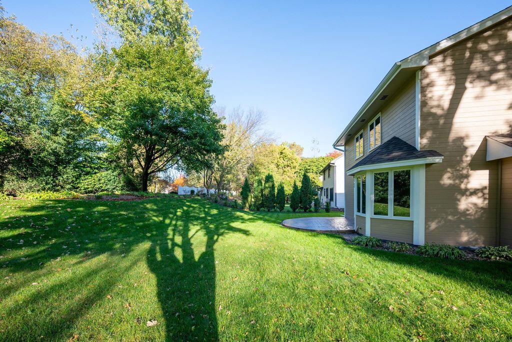 915 Park Knoll Drive, Eagan, MN 55123 — photo 4
