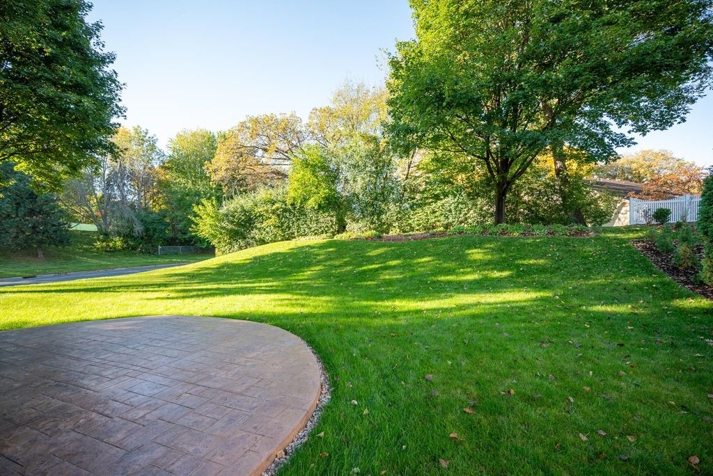 915 Park Knoll Drive, Eagan, MN 55123 — photo 5