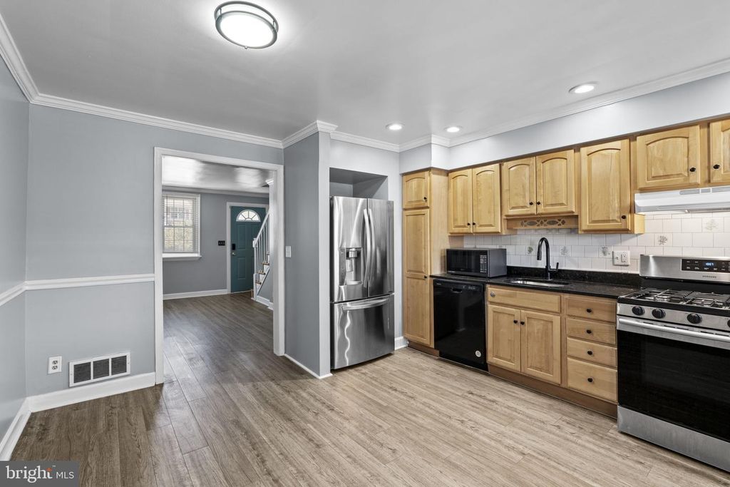 Image 9 of property listing at 2138 WHISTLER AVE, Baltimore, MD 21230