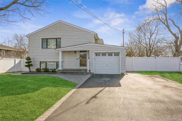 2 Udalia Road, West Islip, NY 11795