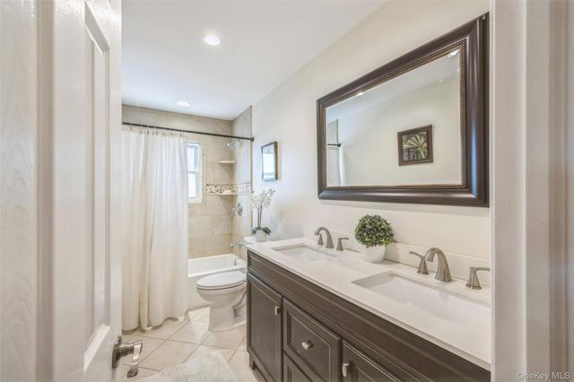 2 Udalia Road, West Islip, NY 11795