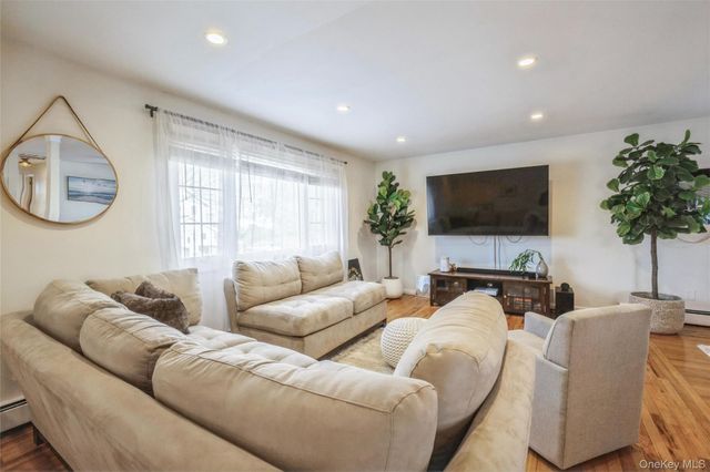 2 Udalia Road, West Islip, NY 11795