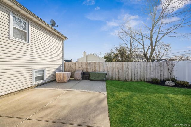 2 Udalia Road, West Islip, NY 11795