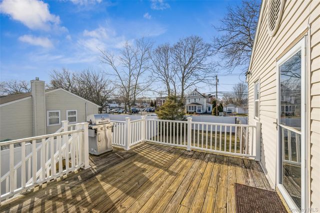 2 Udalia Road, West Islip, NY 11795