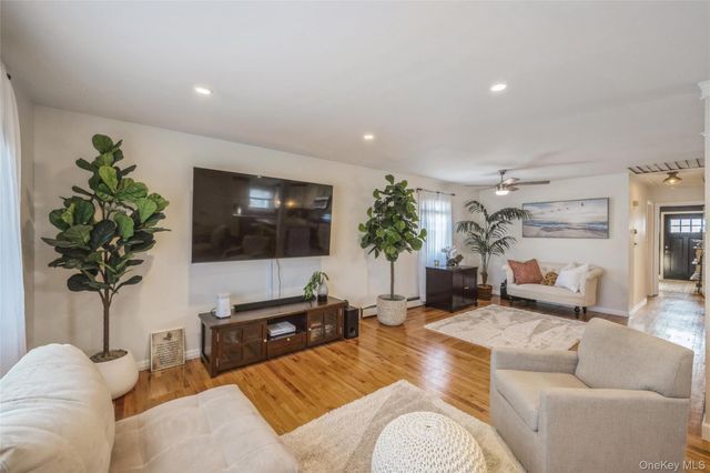 2 Udalia Road, West Islip, NY 11795