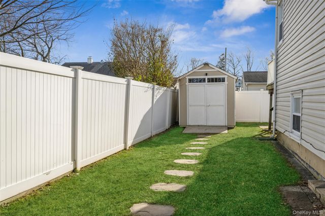 2 Udalia Road, West Islip, NY 11795