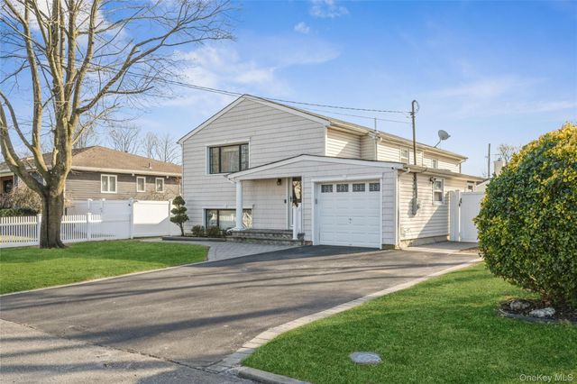 2 Udalia Road, West Islip, NY 11795