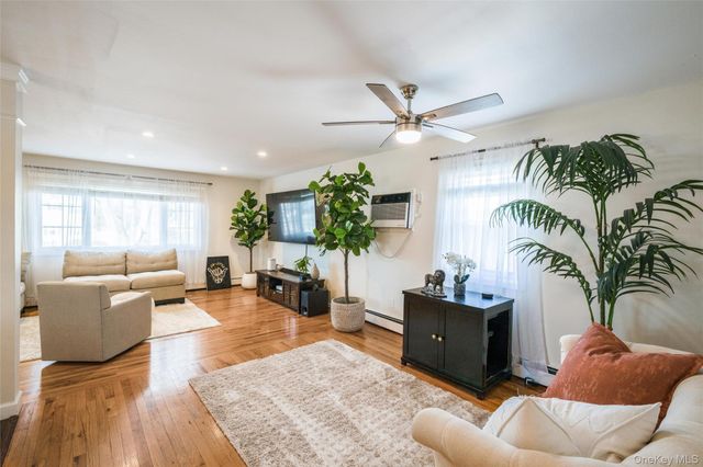 2 Udalia Road, West Islip, NY 11795