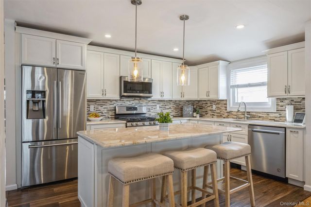 2 Udalia Road, West Islip, NY 11795