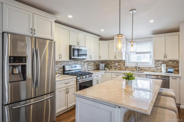 2 Udalia Road, West Islip, NY 11795