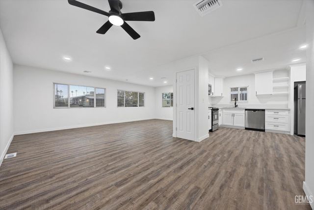 335 Hickorywood Lane, Bakersfield, CA 93308