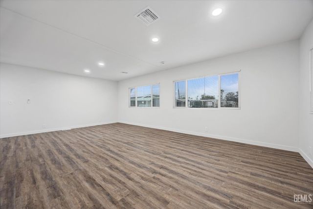 335 Hickorywood Lane, Bakersfield, CA 93308