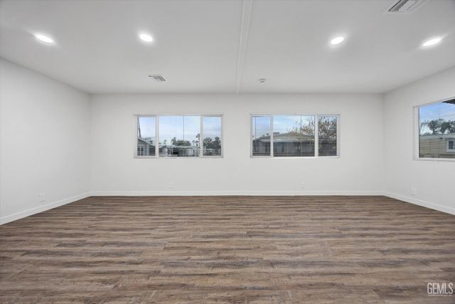 335 Hickorywood Lane, Bakersfield, CA 93308