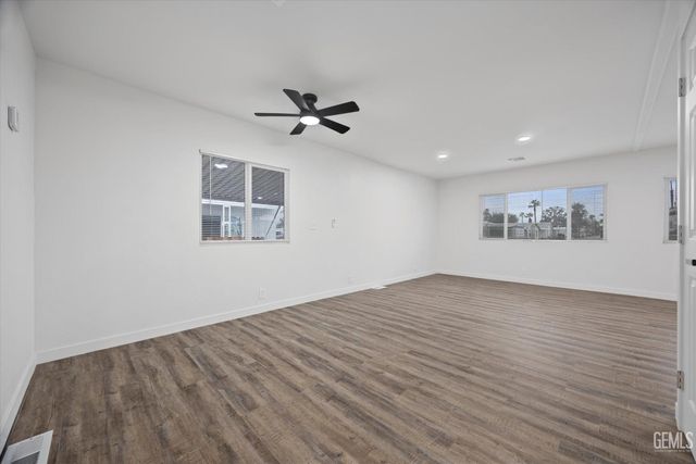 335 Hickorywood Lane, Bakersfield, CA 93308