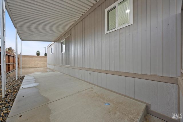 335 Hickorywood Lane, Bakersfield, CA 93308