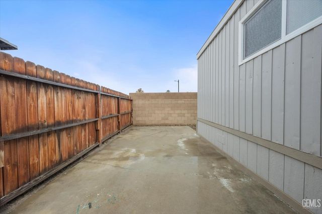 335 Hickorywood Lane, Bakersfield, CA 93308