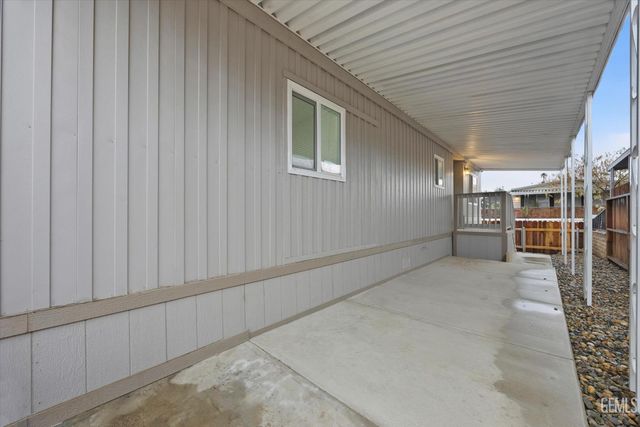 335 Hickorywood Lane, Bakersfield, CA 93308