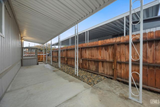 335 Hickorywood Lane, Bakersfield, CA 93308