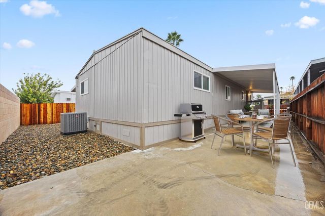 335 Hickorywood Lane, Bakersfield, CA 93308