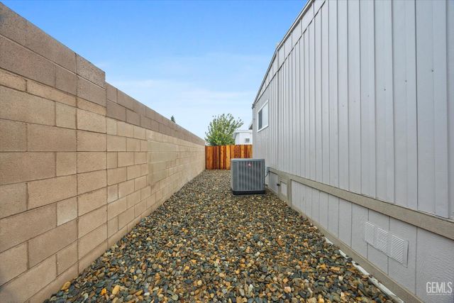 335 Hickorywood Lane, Bakersfield, CA 93308