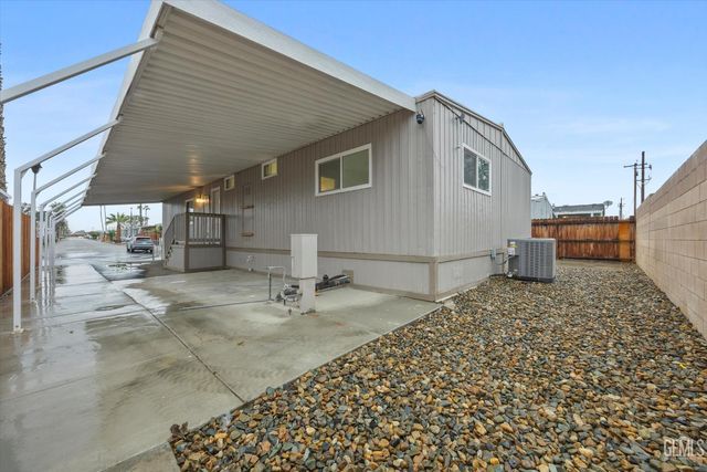 335 Hickorywood Lane, Bakersfield, CA 93308