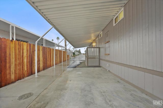 335 Hickorywood Lane, Bakersfield, CA 93308