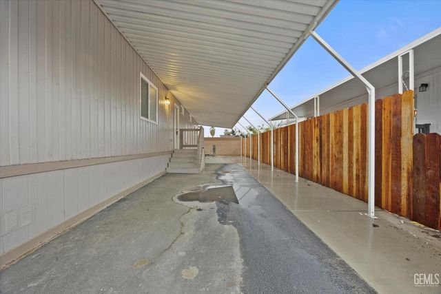 335 Hickorywood Lane, Bakersfield, CA 93308