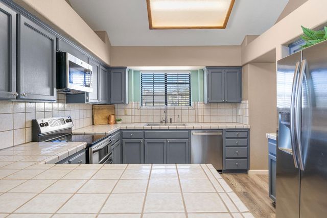 1057 Mission Ridge Dr, Manteca, CA 95337