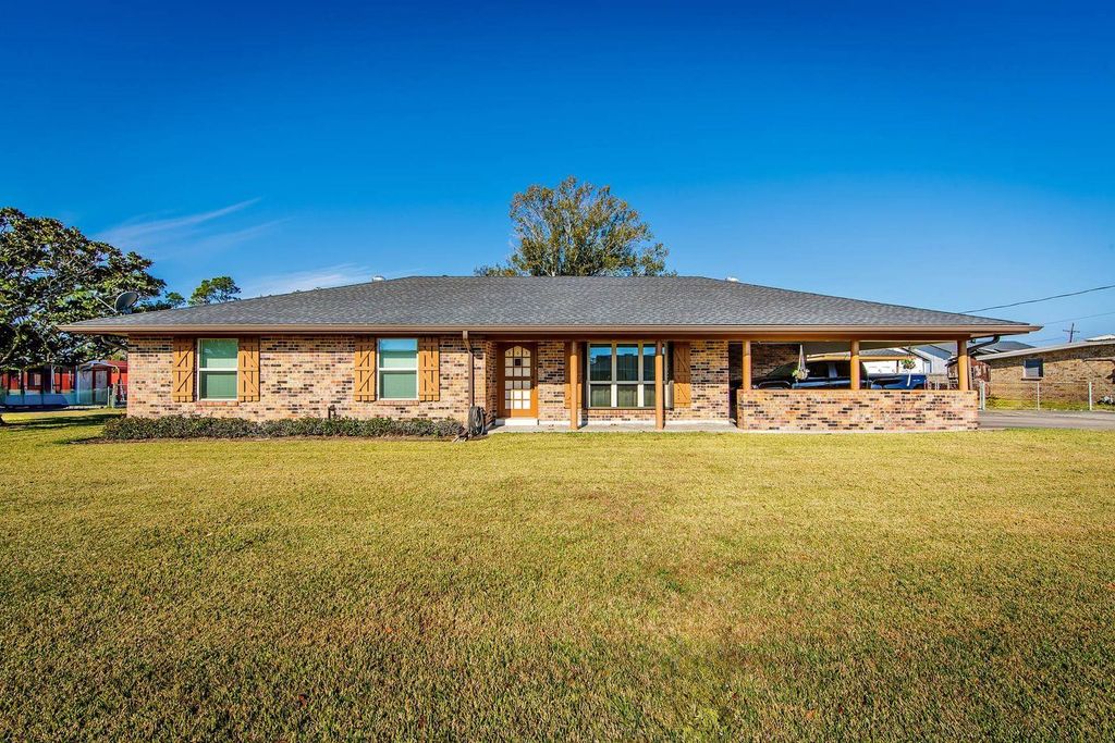 303 Swan Ave, Houma, LA 70363