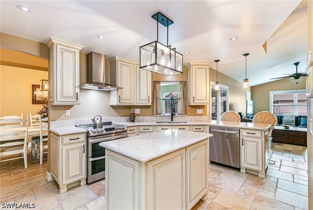 401 Candlewick CIR E, Lehigh Acres, FL 33936