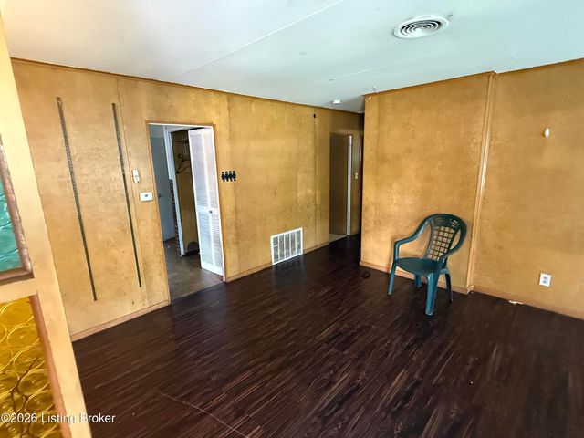 221 Welburn Dr, Louisville, KY 40218