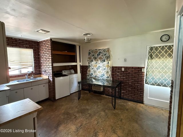 221 Welburn Dr, Louisville, KY 40218