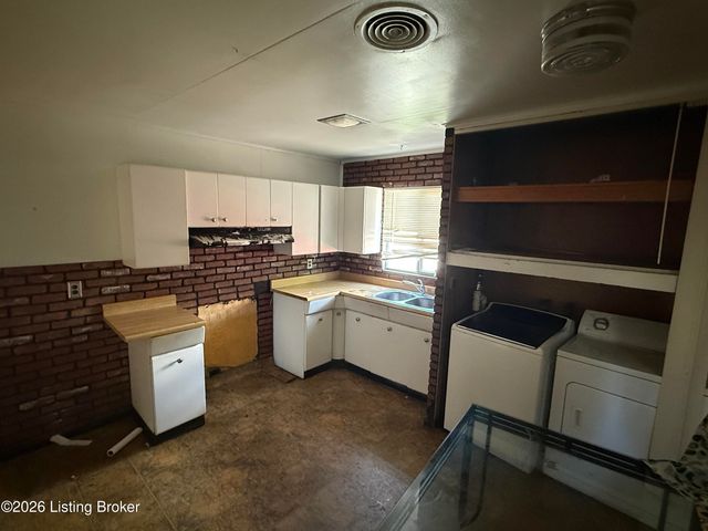 221 Welburn Dr, Louisville, KY 40218