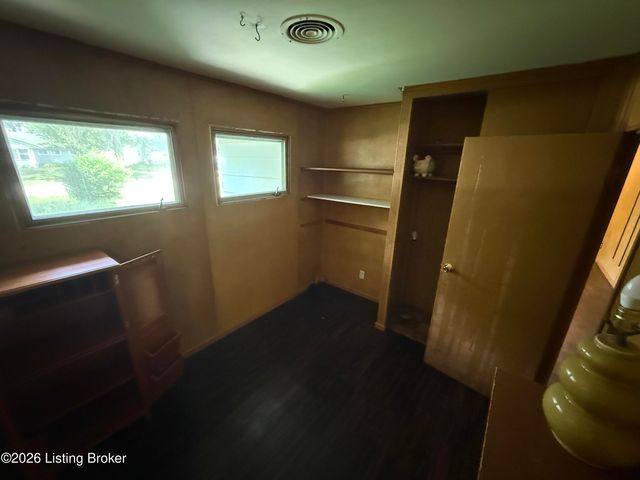 221 Welburn Dr, Louisville, KY 40218
