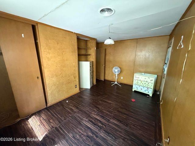 221 Welburn Dr, Louisville, KY 40218