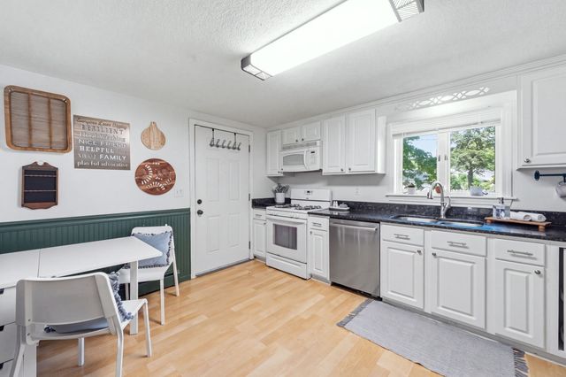 380 Plumtree Rd, Springfield, MA 01118