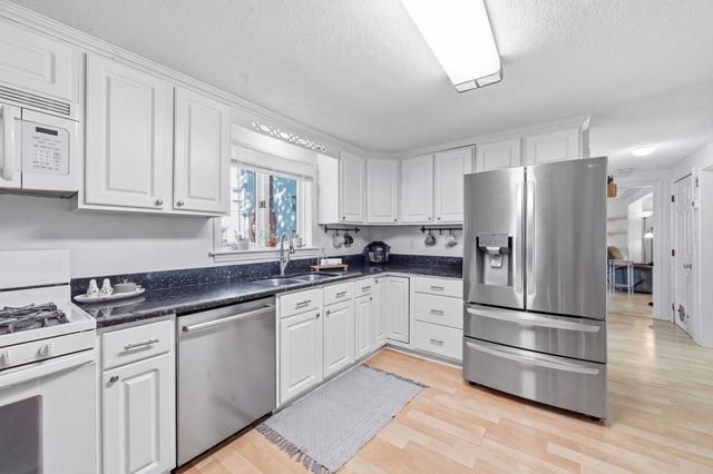 380 Plumtree Rd, Springfield, MA 01118